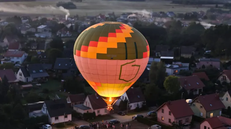 Balon nad miastem sfotografowany z drona